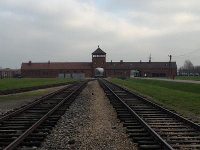 Hauptgebäude und Einfahrt des KZ Auschwitz-Birkenau