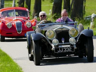 ein Oldtimer fährt auf einer Landstraße