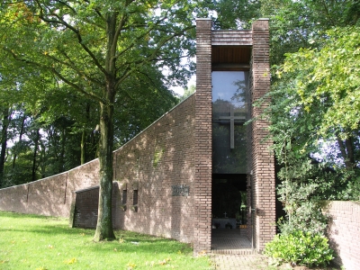 Eingang zur Autobahnkirche Geismühle an der A57