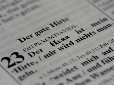 Nahaufnahme eines Bibeltextes Psalm 23