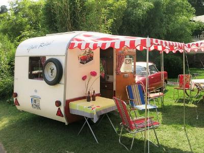 Wohnwagen auf einem Campingplatz