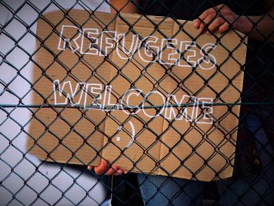 Plakat mit der Aufschrift 'Refugees welcome'