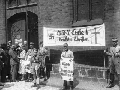 Berlin 1933: Nazis mit Hakenkreuzen vor einer Kirche