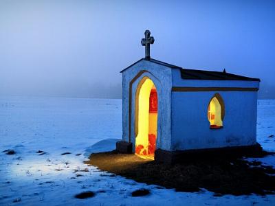 kleine Kapelle in der Abenddämmerung im Schnee