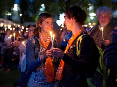 Junges Paar mit Kerzen auf dem Ev. Kirchentag