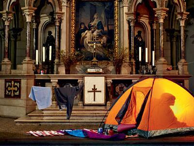 Campingzelt steht in einer Kirche