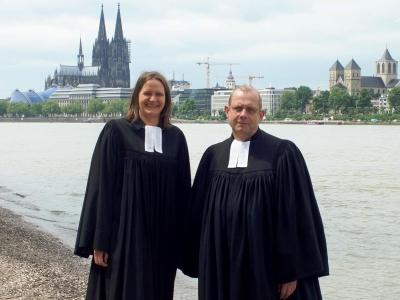 Pfarrerin und Pfarrer im Talar am Kölner Rehinufer