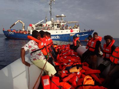 Flüchtlinge im Mittelmeer auf dem Weg zum Rettungsschiff 'Sea-Watch'.