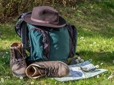 Wnderausrüstung mit Rucksack, Schuhen, Karte und Kompass 