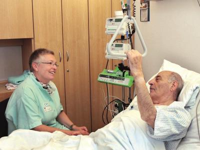 Besucherin am Krankenhaus-Bett