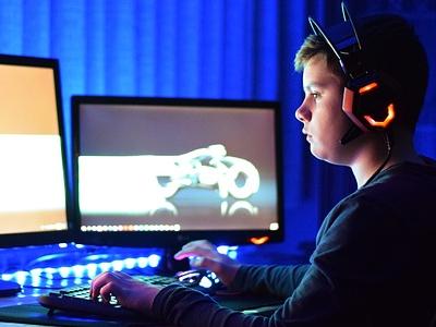 Teenager spielt Computerspiel