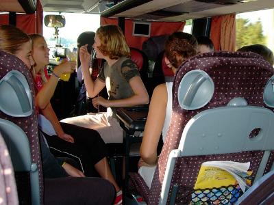 Jugendliche unterwegs im Reisebus