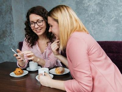 zwei junge Frauen trinken Kaffee