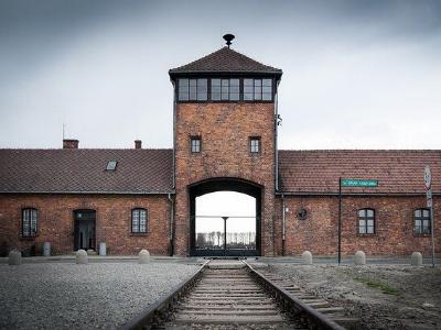 Das Eingangstor zum NS-Vernichtungslager Auschwitz-Birkenau