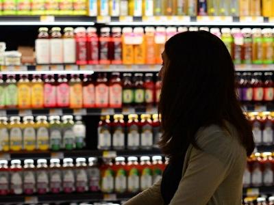 Frau vor einem Supermarkt-Regal