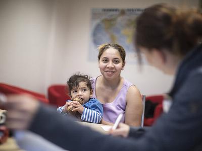 Frau und Kind bei einem Beratungsgespräch