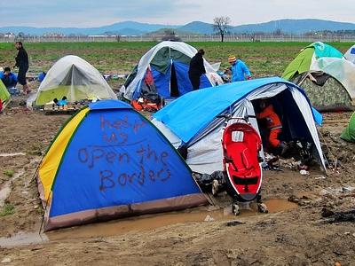 einfache Flüchtlingszelte stehen im Schlamm