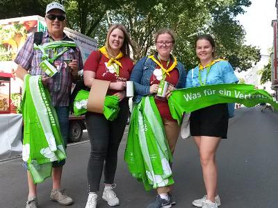 Schalverkäufer beim Deutschen Evangelischen Kirchentag 2019 in Dortmund