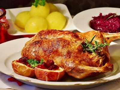 Gänsebraten mit Klößen und Rotkohl