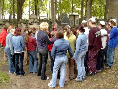 Eine deutsch-jüdische Schulklasse besucht einen jüdischen Friedhof