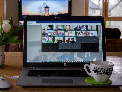 Internetkonferenz per Zoom und Laptop