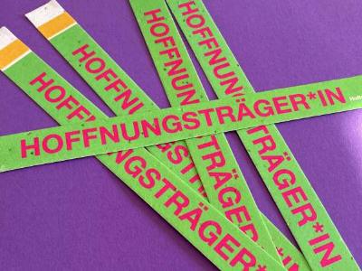 grüne Armbänder mit Aufschrift Hoffnungsträger*in