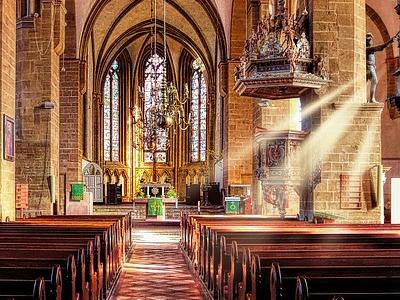 Blick in eine prunkvolle Kirche