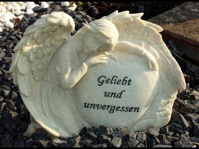 Stein-Engel mit Inschrift 'geliebt u. unvergessen'