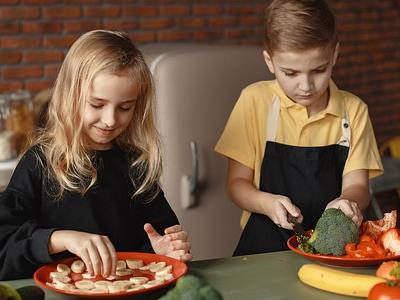 zwei Kinder beim Kochen