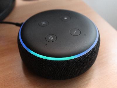 Der Smartspeaker Echo von der Firma Amazon