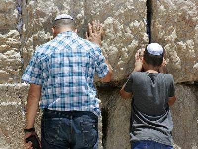 jüdischer Mann und jüdisches Kind an der Klagemauer in Jerusalem