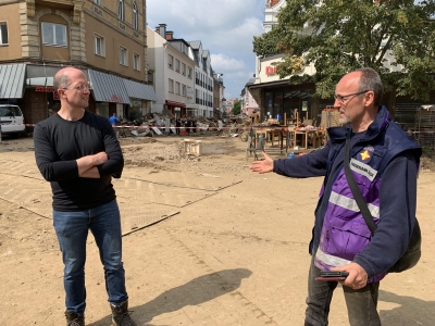 Nach der Unwetter-Katastrophe vom 15. Juli 2021 besucht Präses Thorsten Latzel (links) die schwer getroffene Stadt Bad Neuenahr.