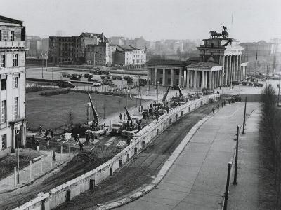 Der Bau der Mauer 1961 in Berlin am Brandenburger Tor