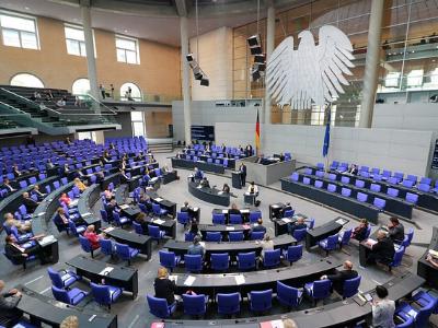 Blick hinunter auf den Bundestag im Berliner Reichstagsgebäude