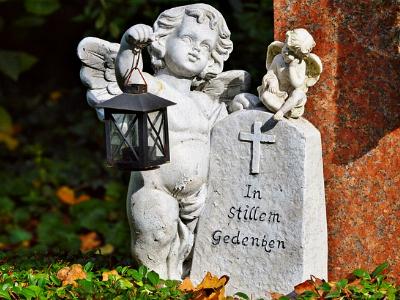 Puttenengel aus Stein mit Tafel In stillem Gedenken