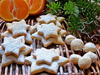 Weihnachtskekse vor Tannengrün