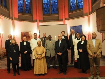 Vertreter/inne verschiedener Konfessionen in einer Kirche