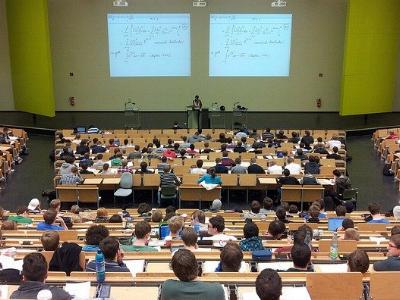 voll besetzter Hörsaal an einer Universität