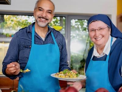 ein Arzt und eine Ordensschwester kochen gemeinsam