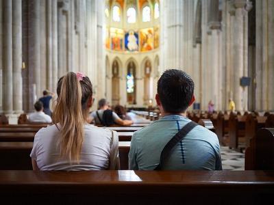 Mann und Frau sitzen auf einer Kirchenbank