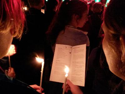 Menschen mit Kerzen in der Hand im Gebet