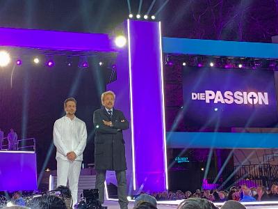 Thomas Gottschalk und Alexander Klaws auf der Bühne von 'DIE PASSION' in Essen