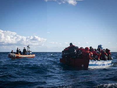 Boot mit Flüchtlingen auf dem Mittelmeer