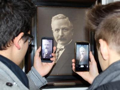 zwei Männer mit Smartphones