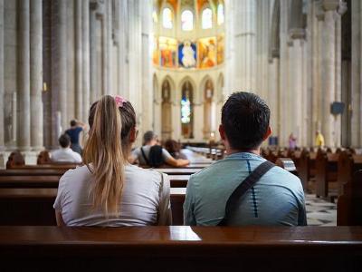 junges Paar sitzt in einer Kirchenbank