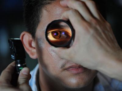 Arzt untersucht ein Auge