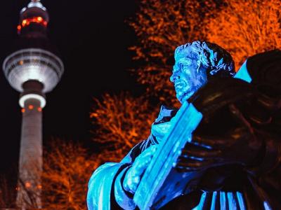 Luther-Statue, im Hintergrund der Berliner Fernsehturm