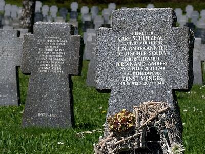 Grabsteine auf einem Soldatenfriedhof