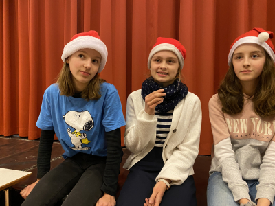 drei junge Mädchen mit Weihnachtsmann-Mütze
