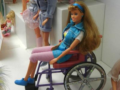 eine Barbie-Puppe sitzt im Rollstuhl